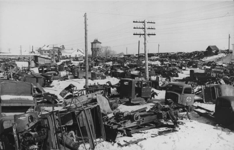 Разгром немцев под Москвой. Разбитая немецкая техника на окраине Калуги, 30 декабря 1941 - 10 января 1942, г. Калуга