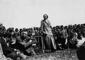 Выступление Надежды Крупской, июнь - август 1919. Видеовыставки:&nbsp;«Крупская-Ленина. "Первая леди" советского государства»,&nbsp;«Великие женщины. Жены великих», выставки:&nbsp;«Обращение к народу»,&nbsp;«Влиятельные женщины России» с этой фотографией.