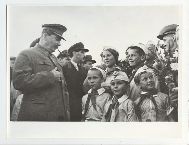 Иосиф Сталин с пионерами, 1930-е