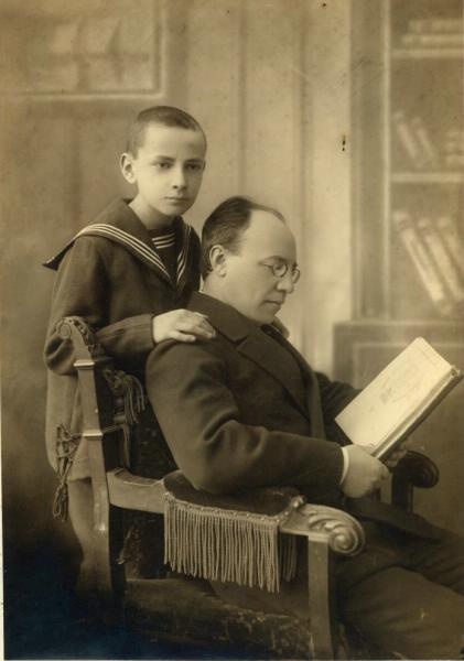 Отец и сын, 1919 год, Киевская губ., г. Харьков. Выставка «Отцы и дети» с этой фотографией.