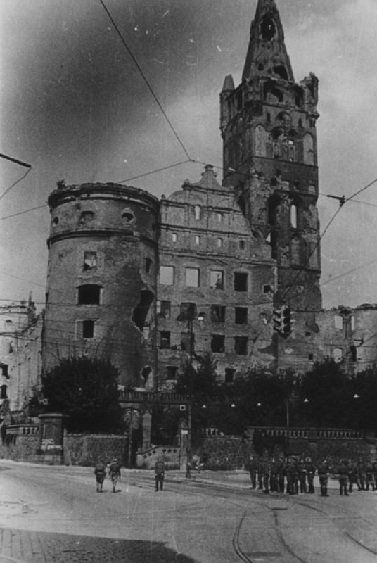 Замок, 1951 год, г. Калининград. Из семейного архива Е. М. Карасевой.