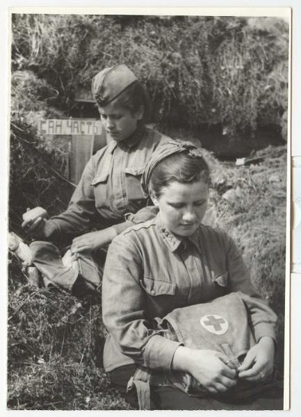 Около санчасти, 1941 - 1942. Видео «Борис Игнатович» с этим снимком.&nbsp;