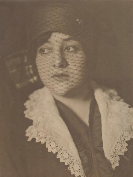 Портрет молодой женщины в шляпке с вуалью, 1930-е
