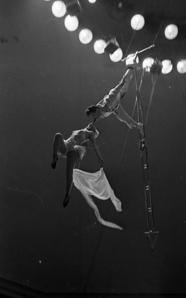 Цирк. Воздушные гимнасты Полина Чернега и Степан Разумов, 1961 год, г. Москва