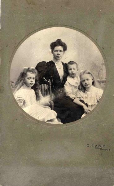 Портрет Анны Карловны Пальмцвейг с детьми, 1895 - 1905, Псковская губ., г. Псков. 