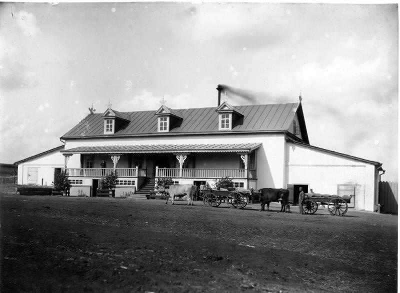 Длинный дом с дымящей трубой, 1910-е