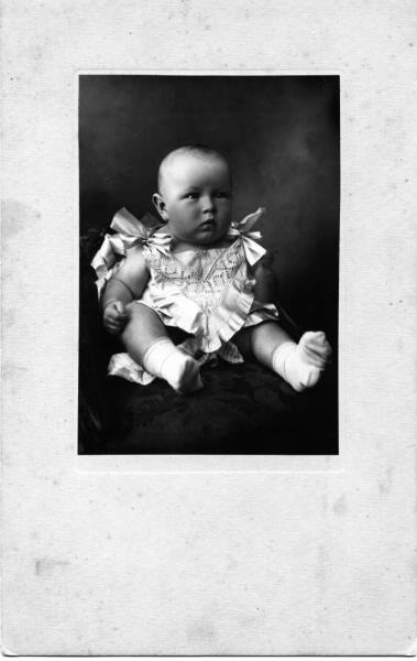 Портрет младенца в кресле, 1920-е, г. Ленинград. В 1914-1924 годах - Петроград.