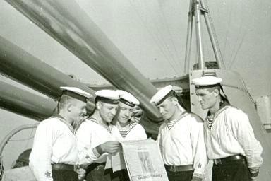 Краснофлотцы-комсомольцы крейсера «Киров» коллективно читают газету, июнь - сентябрь 1940