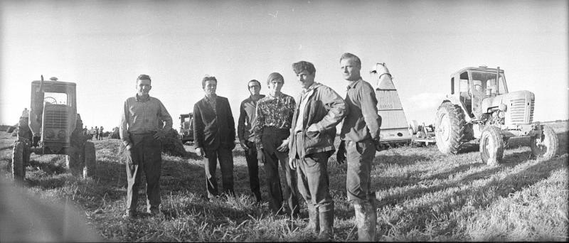 Механизаторы в поле, 1975 год, Смоленская обл.