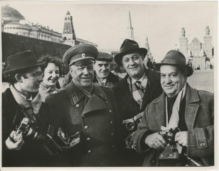 Георгий Жуков и фотокорреспонденты на Красной площади, 1960-е, г. Москва