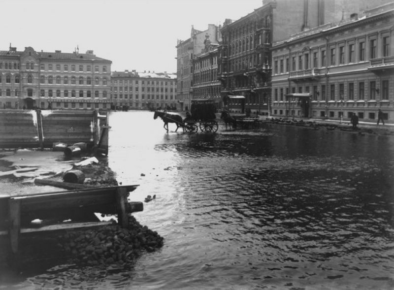 Наводнение у Театральной площади, 13 ноября 1903, г. Санкт-Петербург. Выставки:&nbsp;«Карл Булла»,&nbsp;«"Евгений Онегин" в Санкт-Петербурге» с этим снимком.
