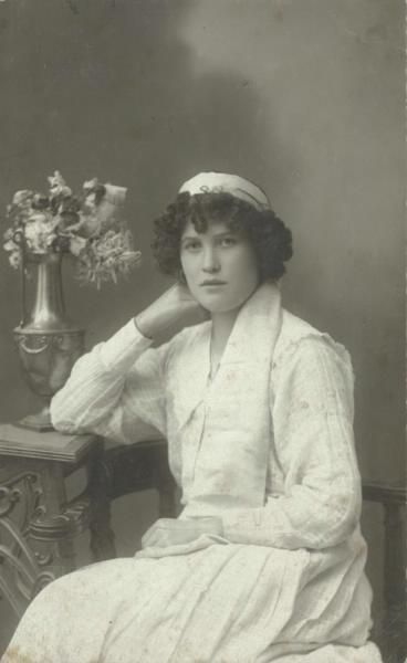 Портрет Марии Архангельской, 1910-е, Тульская губ., г. Тула. Фотография выполнена на бланке открытого письма.