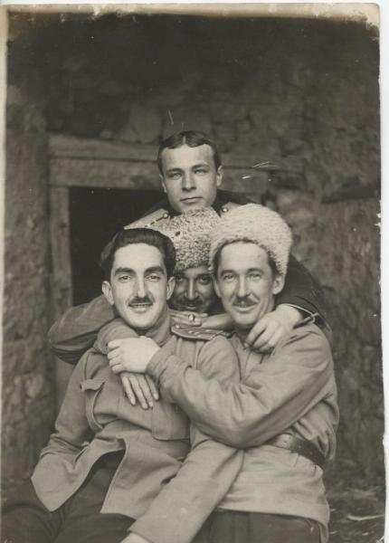 Снимок на память, 1917 год. Выставка «Защитники Отечества» с этой фотографией.