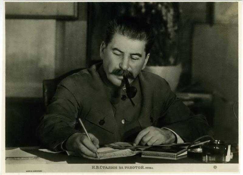 Иосиф Сталин за работой, 1936 год, г. Москва. Видео «Анастас Микоян: 27-й бакинский комиссар, главный снабженец и рекордсмен» с этой фотографией.&nbsp;
