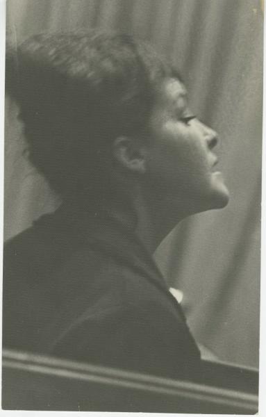 Поэтесса Белла Ахмадулина, 1963 год. Видео «Белла Ахмадулина. "Другое"» с этой фотографией.