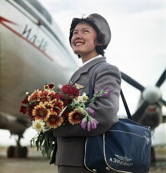 Тамара Бейсенова – бортпроводница, 1961 год, Казахская ССР, г. Алма-Ата. Выставка «Перелет» с этой фотографией.