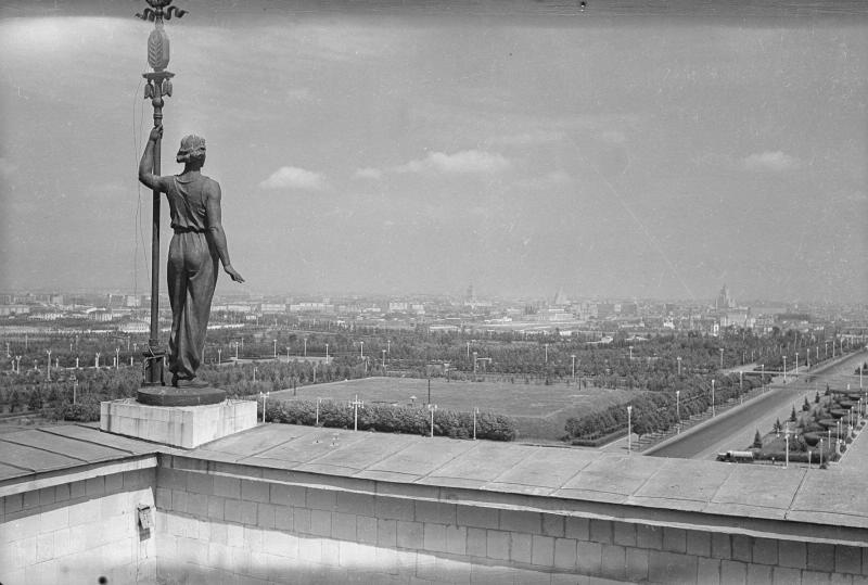 Вид с крыши центрального входа в Главное здание Московского университета имени М. В. Ломоносова на Ленинских горах, 1955 - 1959, г. Москва. Выставка «Фотограф Иван Шагин» с этим снимком.