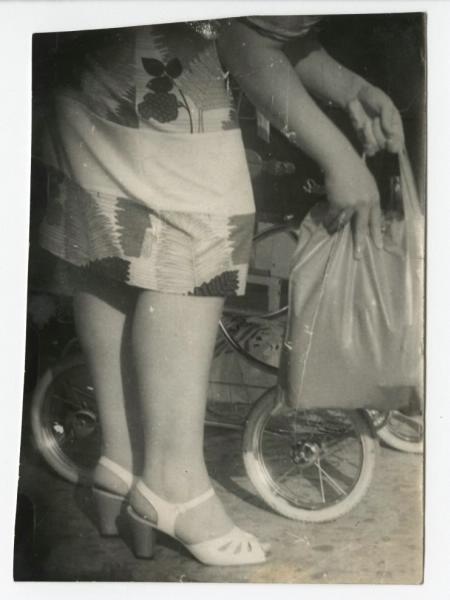 Без названия, 1970-е. Выставка «На лето – босоножки» с этой фотографией.