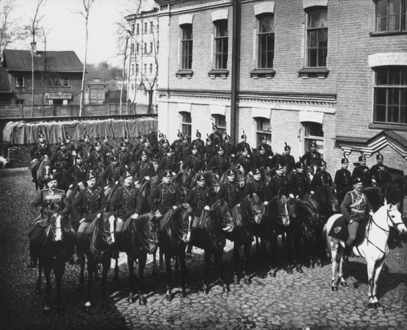 I-ое отделениеконно-полицейской стражи. Личный состав на конях перед выездом в город, 1898 год, г. Санкт-Петербург. Выставка: «Соблюдайте правила!» с этой фотографией.