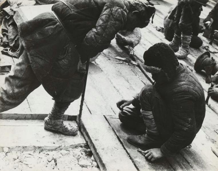 Настил пола камеры шлюза, 1933 год. Выставка «Не говори никому лишнего, что я на Беломорканале…» и фильм «30 лет совести» с этой фотографией.На строительстве Беломорско-Балтийского канала.