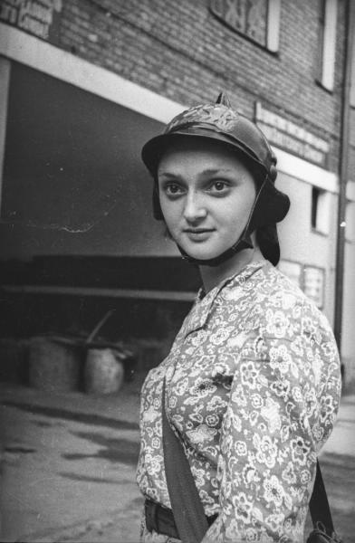 Нина Евлешина – член пожарного звена при домоуправлении на Красной Пресне, 1941 год, г. Москва