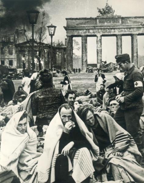 «Отвоевались...» У Бранденбургских ворот, май 1945, Германия, г. Берлин. Выставка «На волю победителей. Пленные немцы, венгры, итальянцы, румыны от Сталинграда до Берлина» с этой фотографией.