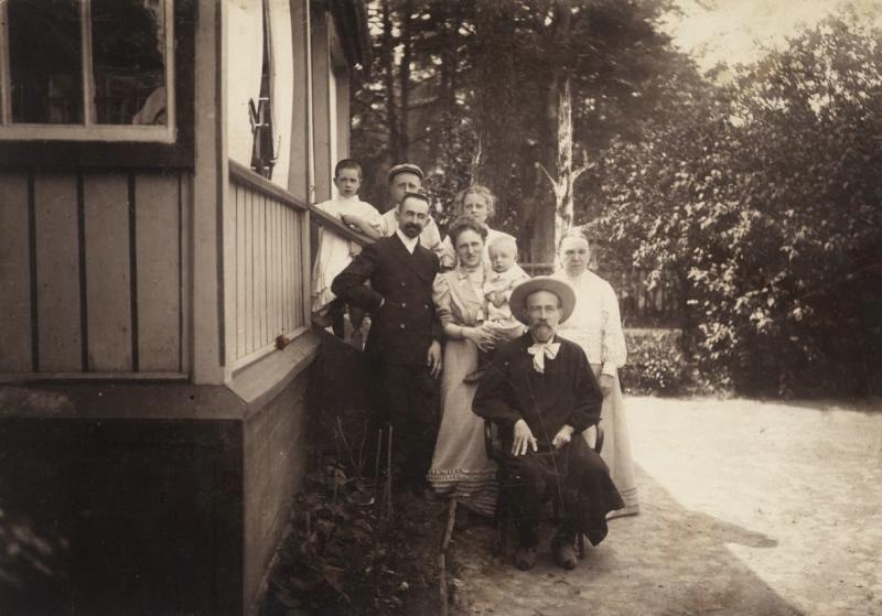 Фотограф Павел Левинский среди родственников, 1910-е