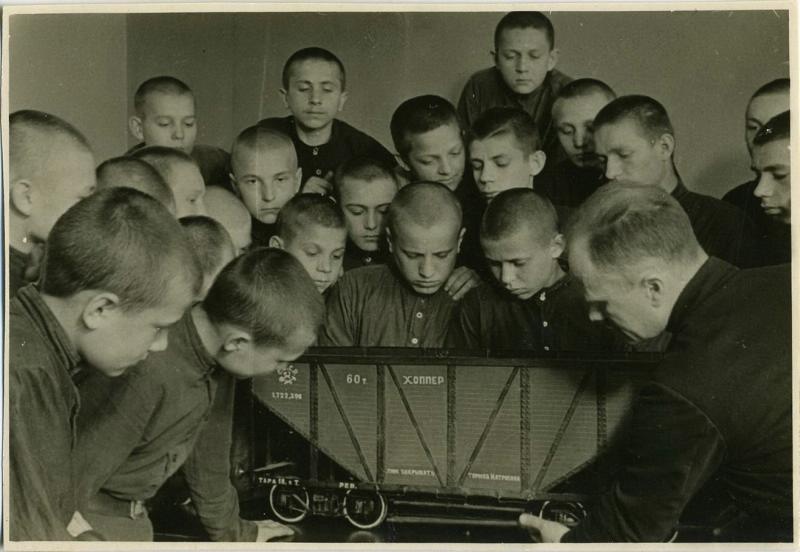 Урок вагонного дела в железнодорожном училище, 1950-е, г. Ленинград. Выставка «Тянуться к знаниям» с этой фотографией.