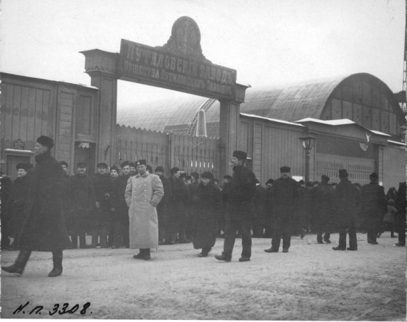 Рабочие у ворот Путиловского завода, январь 1905, г. Санкт-Петербург. Видеовыставка «"Кровавое воскресенье": первый акт революции» с этой фотографией.