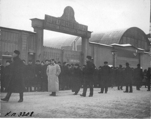 Рабочие у ворот Путиловского завода, январь 1905, г. Санкт-Петербург. Видеовыставка «"Кровавое воскресенье": первый акт революции» с этой фотографией.