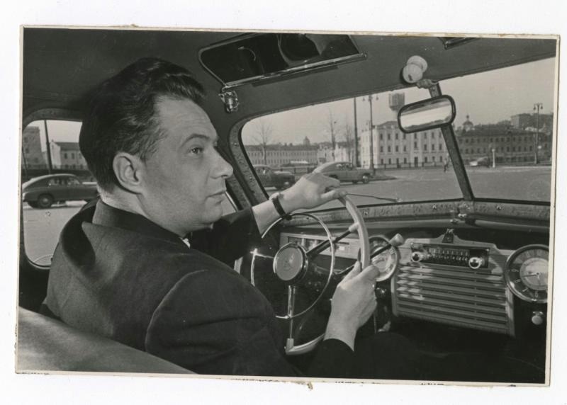 Николай Озеров за рулем автомобиля «Победа», 1950-е, г. Москва. Выставка «20 лучших фотографий Сергея Васина» с этой фотографией.&nbsp;