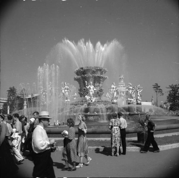 ВСХВ. У фонтана «Дружба народов СССР», 1950-е, г. Москва. Выставка «На фоне фонтана» с этой фотографией.