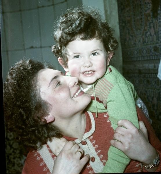 Мама с ребенком, 1957 год