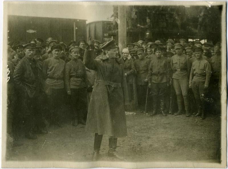 Лев Троцкий выступает перед солдатами, 1919 год. Выставка «"Правду" читают все» с этой фотографией.&nbsp;