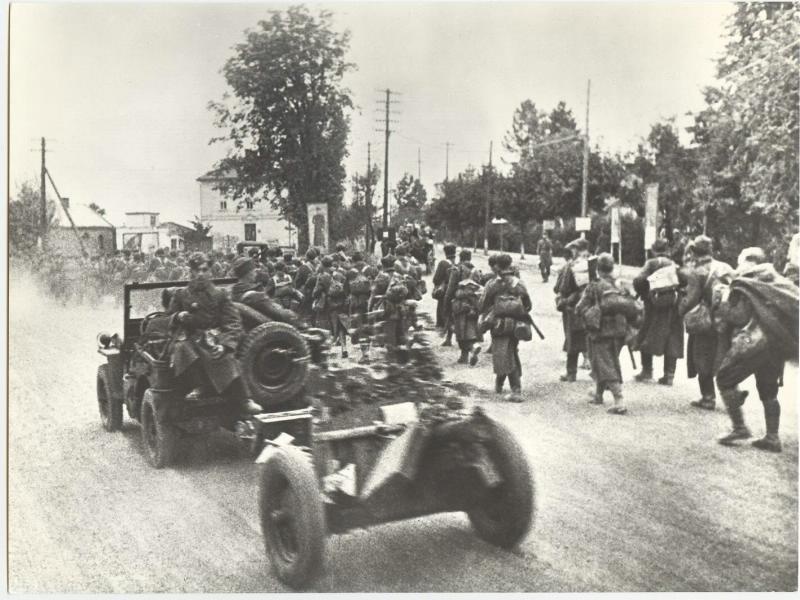 На марше, сентябрь 1944, Польша, г. Беско. 2-я отдельная чехословацкая воздушно-десантная бригада.