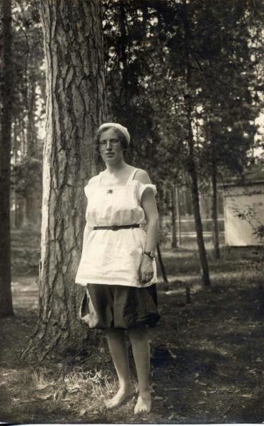 Женщина в шортах, 1920-е