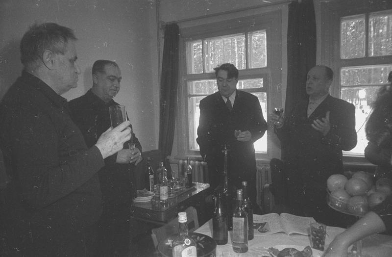 Валентин Катаев, Борис Полевой и другие лица вокруг стола, январь - февраль 1967, Московская обл., пос. Переделкино