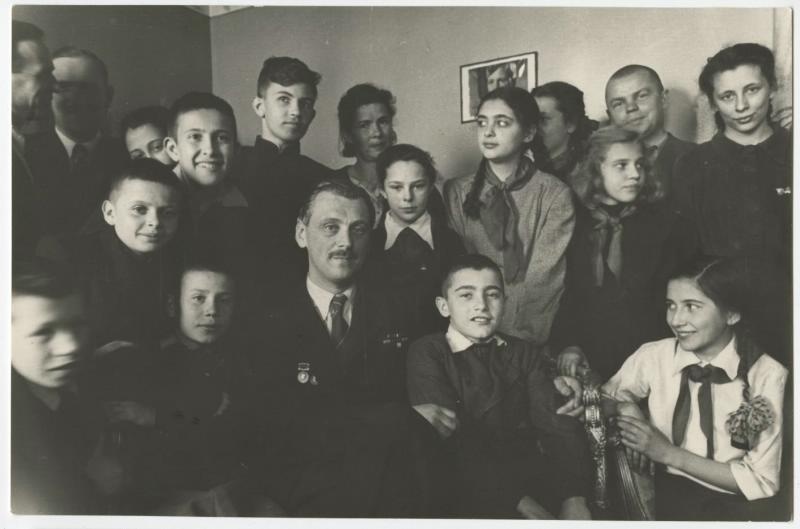 Встреча поэта Сергея Михалкова с пионерами, 1950-е