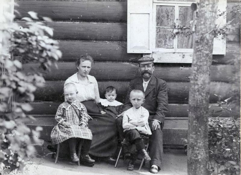 Портрет семьи фотографа Павла Левинского, 1900 - 1903, Московская обл.