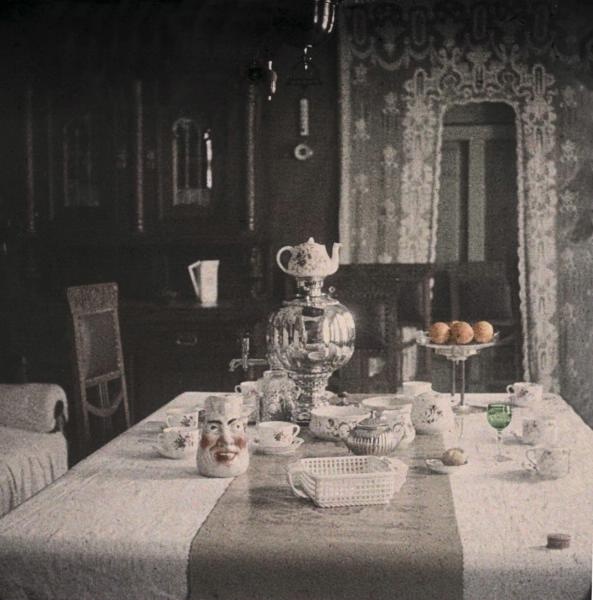После чая, 1910-е. Выставки&nbsp;«10 фотографий: натюрморты XX века»&nbsp;и «Дача, прощай!», видео «Три тысячи лавок. Нижегородская ярмарка» с этой фотографией.