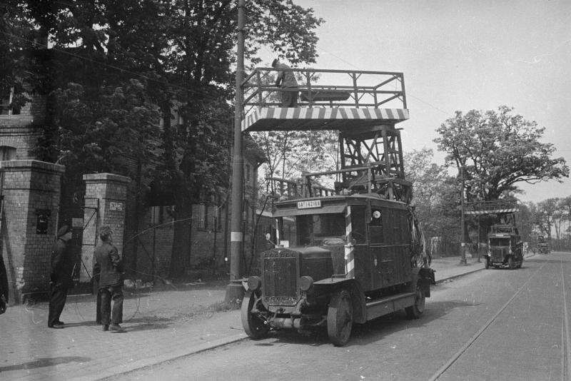 Ремонт уличного освещения, 1945 год, Германия, г. Берлин