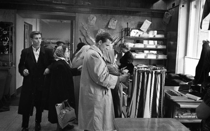 В салоне для новобрачных на проспекте Мира, 1961 год, г. Москва