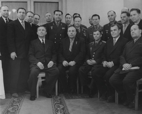 Юрий Гагарин среди руководителей советской космической программы, 1961 год