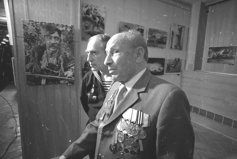 Участники (левее - фотограф Ю.М. Кривоносов) фотовыставки «40 лет Победы» в выставочном зале, 1985 год, г. Москва