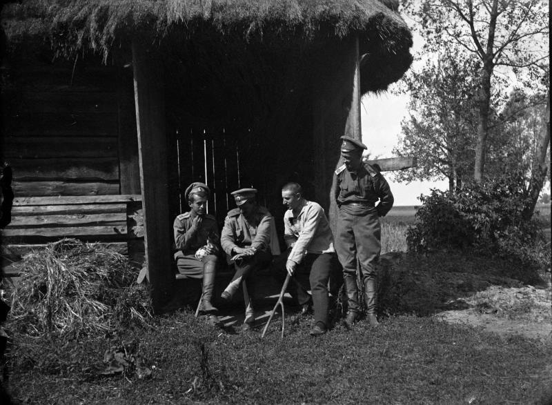 Офицеры у сельской постройки, 1900-е