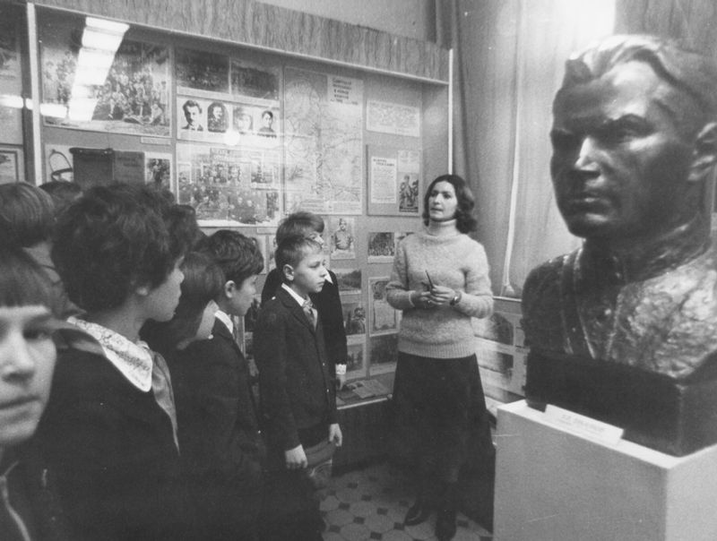 Экскурсия по музею учеников школы № 21, 1980 год, г. Череповец и Череповецкий район