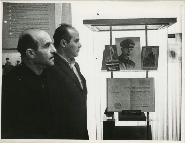 Григорий и Артавас Оганян в музее артиллерийского училища, 1971 год, Грузинская ССР, г. Тбилиси