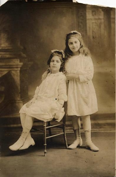 Портрет двух девочек в светлых платьях и высоких ботинках, 1915 - 1917