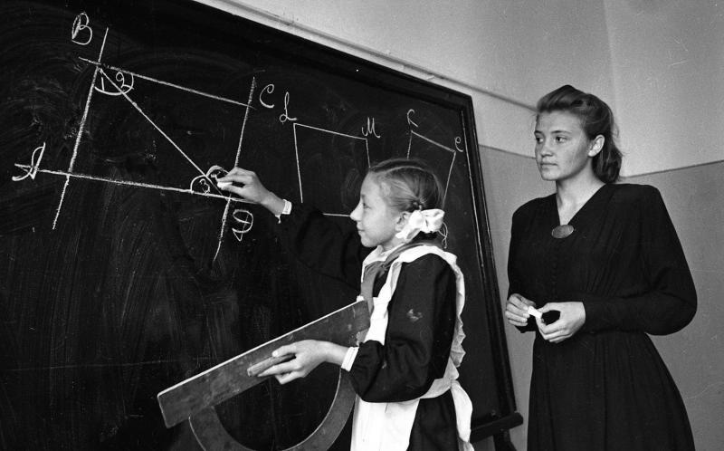 На уроке геометрии в школе № 113, 1949 год, г. Москва. Выставка «В школу!» с этой фотографией.