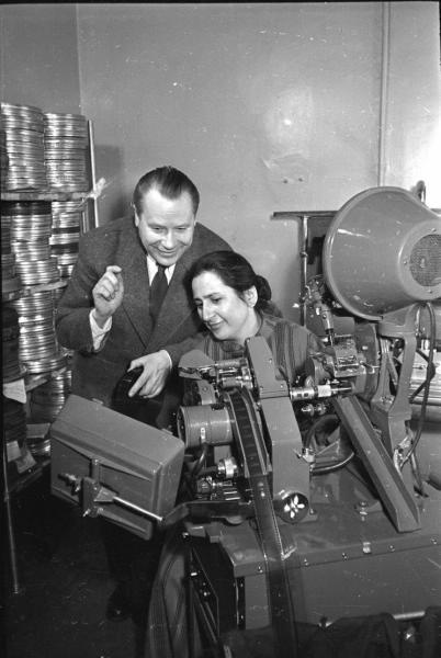 Режиссер-документалист Илья Копалин за монтажным столом, 1950-е, г. Москва (?)
